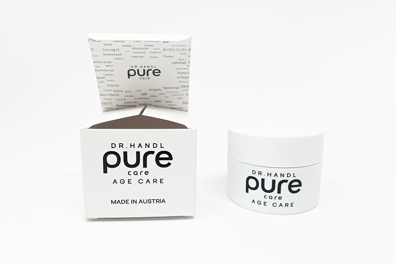 Produktfoto von Age Care aus der Pure Care-Serie von Dr. Handl, das die Verpackung dieser Premium-Hautpflegelinie zeigt.